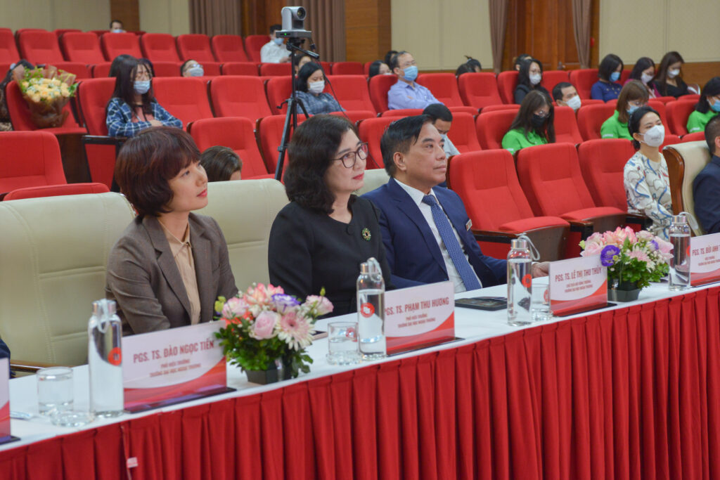  Chiều ngày 19/10/2021, Lễ ký kết hợp tác giữa CLB Doanh Nhân Sao Đỏ - Trường Đại học Ngoại Thương và Alphanam Green Foundation - Trường Đại học Ngoại Thương đã diễn ra tại Hà Nội. 