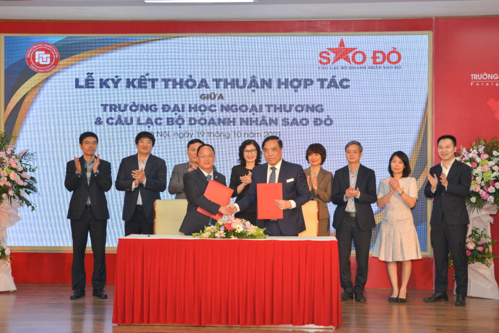  Chiều ngày 19/10/2021, Lễ ký kết hợp tác giữa CLB Doanh Nhân Sao Đỏ - Trường Đại học Ngoại Thương và Alphanam Green Foundation - Trường Đại học Ngoại Thương đã diễn ra tại Hà Nội. 
