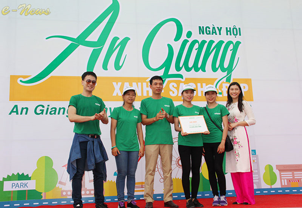 Alphanam Green Foundation đã trao tặng 300 triệu đồng cho tỉnh Lào Cai để tiến hành mua 100 bộ máy vi tính cho học sinh nghèo trên địa bàn tỉnh.