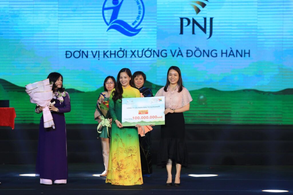 Bà Nguyễn Thị Thúy Vân - Đại diện Alphanam Group trao tặng Quỹ 100 triệu đồng